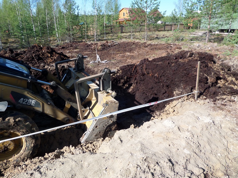 Подготовка котлована под хоз. постройку возле скважины 18.05.2014 года